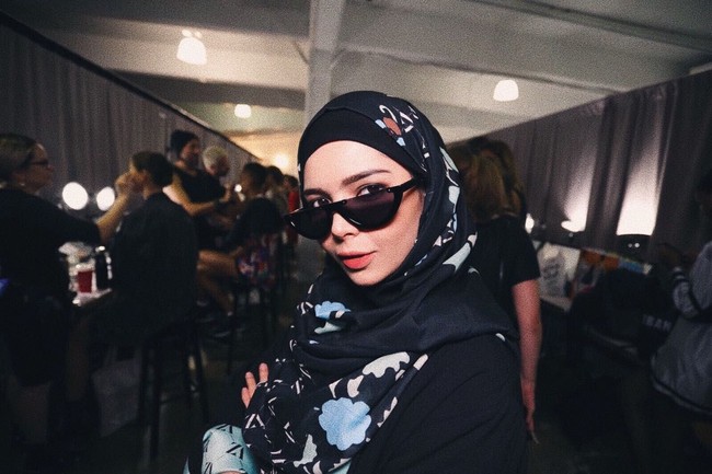 Agar tampil berbeda, pemakaian aksesori bisa jadi solusi. Pilih aksesori yang unik seperti anting atau kaca mata yang dipakai di kepala. Foto: Getty Images