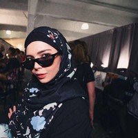 Agar tampil berbeda, pemakaian aksesori bisa jadi solusi. Pilih aksesori yang unik seperti anting atau kaca mata yang dipakai di kepala. Foto: Getty Images