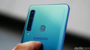 Kamera utama Galaxy A9 punya resolusi 24 megapixel bukaan f/1.7. Samsung menyematkan kamera telephoto 10 megapixel bukaan f/2.4 dengan optical zoom 2x. Ada juga kamera ultra wide berukuran 8 megapixel f/2.4. Terakhir turut dipasang kamera depth 5 megapixel bukaan f/2.2. Foto: Muhammad Ridho
