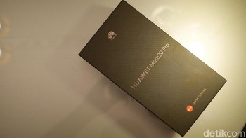 Mate 20 Pro hadir dalam boks berwarna hitam dengan bulatan merah di bagian bawah yang merupakan logo Leica. Foto: detikINET/Anggoro Suryo Jati