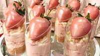  Kreasi strawberry cheesecake yang satu ini terlihat sangat cantik dan elegan. Warnanya tak putih ataupun merah, tapi pink. Buah strawberrynya juga dilapisi dengan lelehan cokelat berwarna pink. Foto: Instagram angelicdesserts