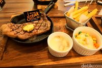 I Steak U Di Sini Ada Beefsteak Dan Chicken Parmagiana Yang