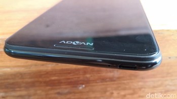 Penampakan bagian bawahnya di mana hanya ada colokan pengisi daya micro USB. Foto: Fino Yurio Kristo