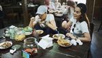 Cantiknya Olla Ramlan Saat Makan Bakmi Bareng Suami