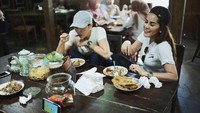 Saat anak gadis (dia) @fitri_salhuteru.. ketemu preman kota (saya), tulis wanita kelahiran Banjarmasin itu. Pantas aja Olla merasa dirinya preman, ia makan di Warung Kopi Klotok sambil mengangkat kaki satu kakinya ke kursi. Ada ada aja, ya! Foto: Instagram ollaramlanaufar