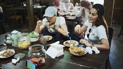 Cantiknya Olla Ramlan Saat Makan Bakmi Bareng Suami