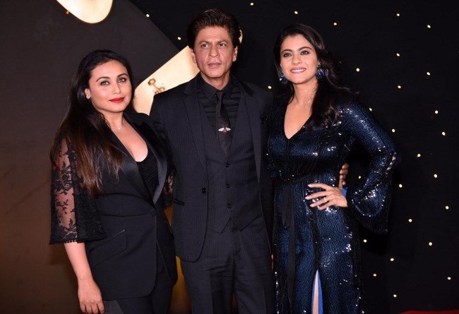 Ketiga bintang pemeran ini pun tampil pada perayaan 20 tahun film Kuch Kuch Hota Hai yang dihelat kemarin (16/10/2018). Baik Rani, Kajol, dan Shah Rukh Khan ketiganya kompak berbusana hitam. Foto: Dok. Sujit Jaiswal / AFP