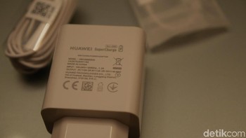 Charger yang disertakan tak sembarangan. Ini adalah charger SuperCharge 40W yang bisa mengisi baterai 4.200 mAh yang dipakai di Mate 20 Pro dengan sangat cepat. Foto: detikINET/Anggoro Suryo Jati