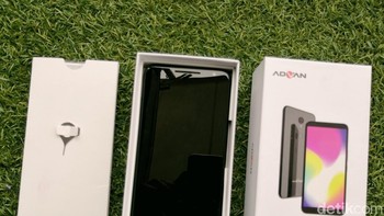 Ketika dibuka, bagian atas adalah kemasan untuk menampung casing pelindung, buku panduan dan garansi serta sim ejector yang disisipkan. Di bawahnya, ada Advan G3. Foto: Fino Yurio Kristo