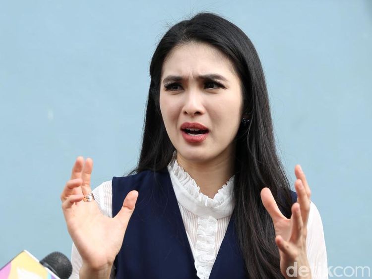 5 Artis Ini Pernah Cicipi Makanan Aneh, Ular hingga Sperma Ikan