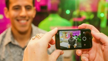 Palm dilengkapi kamera belakang berukuran 12MP dan sebuah flash. Sedangkan kamera depannya 8MP yang dapat mengenali wajah. (Foto: CNET)