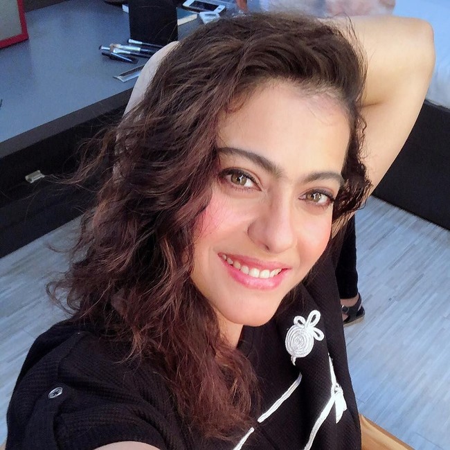 Aku selalu mengajak anak-anak tidur sebelum jam setengah sepuluh malam. Dan ketika anak-anak telah tidur, aku pun dengan segera ikut tidur dan istirahat dengan tenang. Aku bukan orang yang suka tidur larut malam. Aku selalu berusaha untuk tidur dengan segera, ungkap Kajol memberikan tips cantik dan awet mudanya seperti dilansir Emirates247. Foto: Instagram