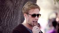 Di usianya yang ke-37, Gosling tetap menawan. Termasuk saat menikmati es krim cokelat ini. Nyamm nyamm! Foto: Celebrities Eating