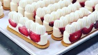 Tak hanya beralaskan remahan biskuit, strawberry cheesecake juga bisa dibuat seperti ini. Ya, dengan biskuit utuh! Foto: Instagram delyseestoronto