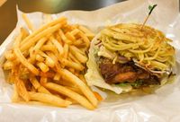 Di 10 Tempat Ini Ada Burger dengan Roti Unik dan Isian Lezat (2)