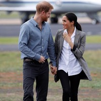 Untuk kunjungan tersebut, Meghan tampil kasual dengan kemeja putih, celana jeans skinny dan blazer abu-abu.  Blazer oversized tersebut ternyata Meghan memakai koleksi dari sahabatnya, Serena Williams. (Foto: Getty Images)