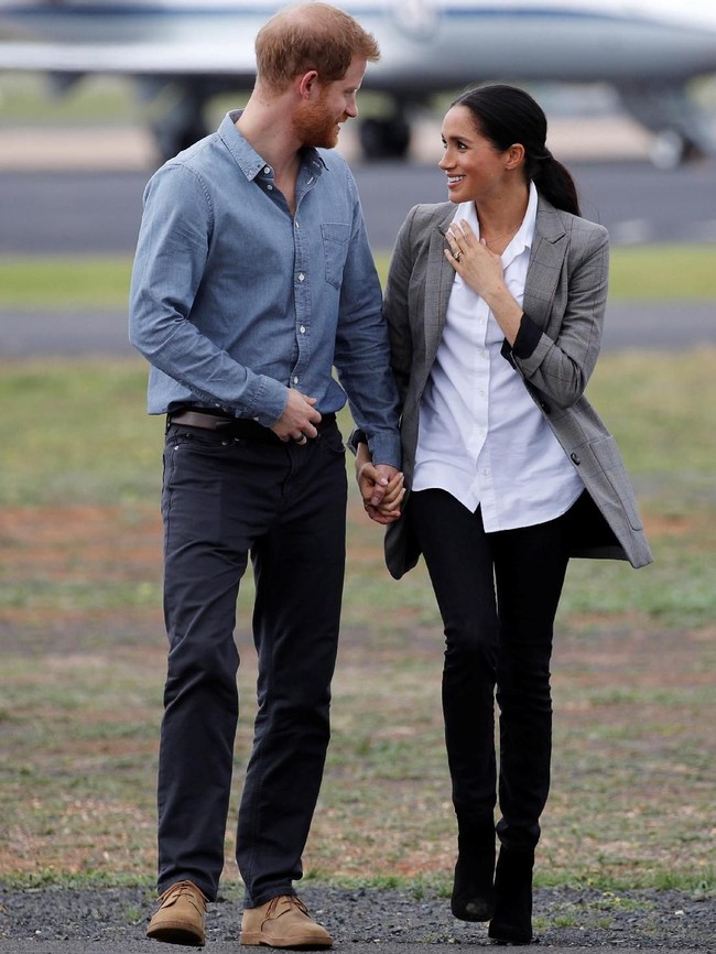 Untuk kunjungan tersebut, Meghan tampil kasual dengan kemeja putih, celana jeans skinny dan blazer abu-abu.  Blazer oversized tersebut ternyata Meghan memakai koleksi dari sahabatnya, Serena Williams. (Foto: Getty Images)