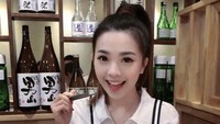 Meski punya tubuh yang ramping, tapi untuk masalah makanan Mabel tidak pernah membatasi asupan makannya.Satu mangkuk sashimi dan tiram segar khas Jepang, jadi menu makan malamnya. Foto: Instagram @mabel_goo