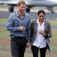 Meghan Markle turun dari pesawat tidak dengan gaun yang biasa ia kenakan ketika bertemu publik. Penampilannya kali ini lebih kasual dengan kemeja putih, celana jeans skinny dan blazer abu-abu. Foto: Dok.Getty Images