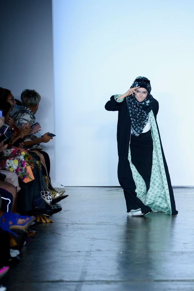 Di perhelatan New York Fashion Week Spring Summer 2019, Vivi Zubedi memakai abaya dengan corak printing monogram logo labelnya. Abaya dengan printed pattern ini terlihat seperti oversized outerwear yang bisa dipakai siapa saja, tak hanya wanita berhijab. Foto: Getty Images