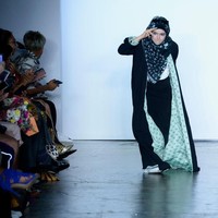Di perhelatan New York Fashion Week Spring Summer 2019, Vivi Zubedi memakai abaya dengan corak printing monogram logo labelnya. Abaya dengan printed pattern ini terlihat seperti oversized outerwear yang bisa dipakai siapa saja, tak hanya wanita berhijab. Foto: Getty Images