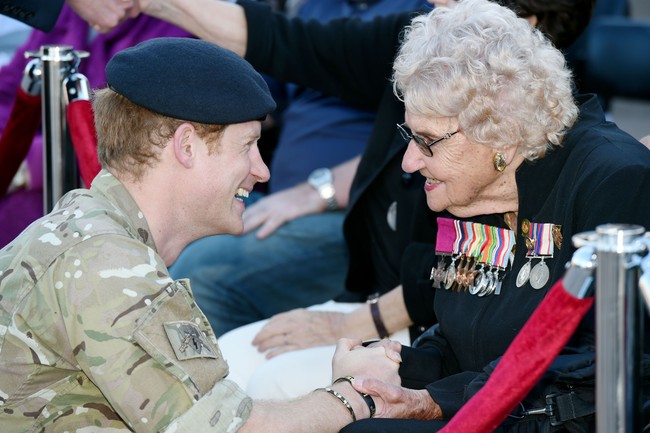 Daphne Dunn memang bukan penggemar biasa. Daphne mencuri hati sang Pangeran sejak bertemu pertamakalinya di tahun 2015. Kala itu Pangeran Harry masih menjadi tentara. Ciuman hangat pun diberikan di pipi Harry oleh sang nenek. Foto: Dok. Getty Images