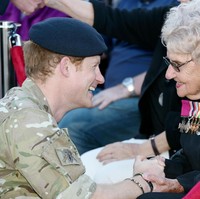 Daphne Dunn memang bukan penggemar biasa. Daphne mencuri hati sang Pangeran sejak bertemu pertamakalinya di tahun 2015. Kala itu Pangeran Harry masih menjadi tentara. Ciuman hangat pun diberikan di pipi Harry oleh sang nenek. Foto: Dok. Getty Images