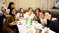 Kali ini ibu tiga anak itu makan bareng rekan sesama artisnya. Di sana ada Carissa Putri, Titi Kamal hingga Ayu Dewi. Kayaknya mereka lagi nyemil dessert sambil minum teh.  Foto: Instagram ollaramlanaufar