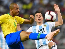 Brasil mendapatkan peluang bagus di menit ke-28 ketika Joao Miranda menyambar umpan silang Casemiro. Tapi tembakan kerasnya dihalau Nicolas Otamendi di garis gawang. (Foto: Waleed Ali/REUTERS)
