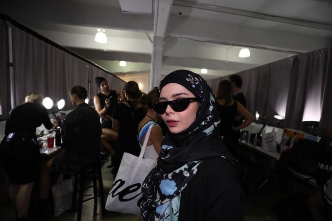 Agar tampil kekinian, Vivi Zubedi memakai kaca mata retro yang sedang hits dipakai anak muda. Hijab pashmina yang ia pakai, ia lipat di atas rahang sehingga terlihat cocok dengan kaca mata yang dipakai. Foto: Dok. Vivi Zubedi