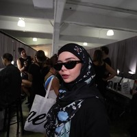 Agar tampil kekinian, Vivi Zubedi memakai kaca mata retro yang sedang hits dipakai anak muda. Hijab pashmina yang ia pakai, ia lipat di atas rahang sehingga terlihat cocok dengan kaca mata yang dipakai. Foto: Dok. Vivi Zubedi