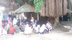 Foto: Tradisi Unik Ziarah Makam Loang Baloq