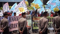 Pihak kepolisian bersiaga menjaga demo di depan Mabes Polri.