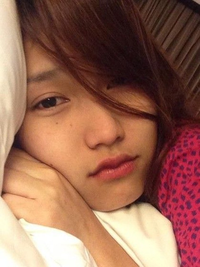 Ayu berpose manja di tempat tidur dengan wajah tanpa makeup. Wajah pedangdut yang mengisi acara di berbagai stasiun televisi ini terlihat dihiasi kantung mata. Foto: Instagram @ayutingting92