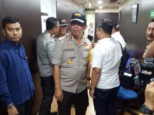 Kapolres Jakpus Cek Peluru di Gedung DPR Ruang F-PD dan F-PAN