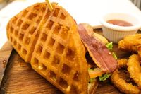 Di 10 Tempat Ini Ada Burger dengan Roti Unik dan Isian Lezat (2)