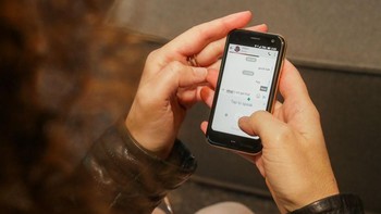 Baterai Palm berkapasitas cukup kecil, yaitu 800 mAh yang diklaim dapat bertahan selama delapan jam. Tapi dengan fitur Life Mode dapat diperpanjang hingga seharian.  (Foto: CNET)