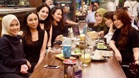 Bersama Ussy Sulistiawaty dan sahabat-sahabatnya, Olla terlihat melahap sepotong matcha cheesecake. Ladies, tulis aktris yang saat ini berusia 38 tahun itu. Foto: Instagram ollaramlanaufar