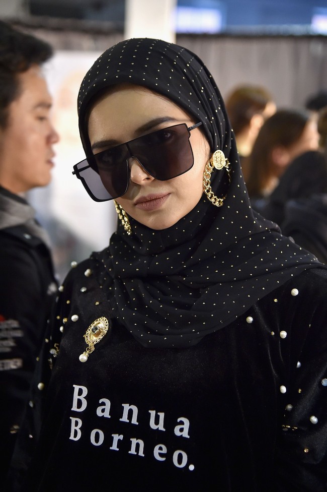 Tampilan longgar dengan hijab menutup dada jadi tetap fashionable. Paduan busana seperti ini bisa jadi inspirasi para hijabers yang akan menghadiri acara fashion week. Foto: Getty Images
