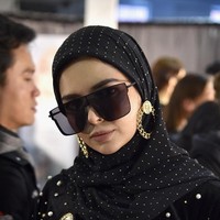 Tampilan longgar dengan hijab menutup dada jadi tetap fashionable. Paduan busana seperti ini bisa jadi inspirasi para hijabers yang akan menghadiri acara fashion week. Foto: Getty Images