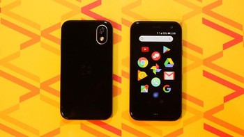 Palm memiliki layar berukuran 3,3 inci dengan resolusi 720p. Walaupun mini, ponsel ini ditenagai prosesor Snapdragon 435, RAM 3GB dan memori internal sebesar 32GB. (Foto: CNET)