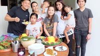 Begini nih keseruan keluarga Olla saat tengah merayakan ulang tahun anak sahabatnya bernama Naira dan Keira. Tumpeng berlauk komplet jadi menu makan mereka kala itu. Foto: Instagram ollaramlanaufar