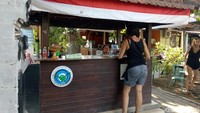 Banyak turis lokal maupun mancanegara datang ke sini. Baik untuk sekadar jalan-jalan atau mengenal penyu lebih jauh (Aditya/detikTravel)
