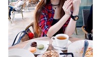 Tidak terlalu suka kopi, Mabel memang lebih gemar menikmati secangkir teh. Kali ini memilih donat, macaron, teh, hingga pasta sebagai teman bersantainya di sore hari. Foto: Instagram @mabel_goo