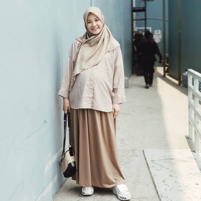 Ingin tetap terlihat proporsional? Pilih satu tone warna dari hijab hingga bawahan. Tampilannya simpel, tapi tetap menarik. Foto: Instagram/natasharizkynew