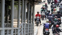 Sejumlah pengendara motor di Jalan Daan Mogot, Jakarta Barat nekat menghindari macet dengan memasuki jalur Bus TransJakarta.