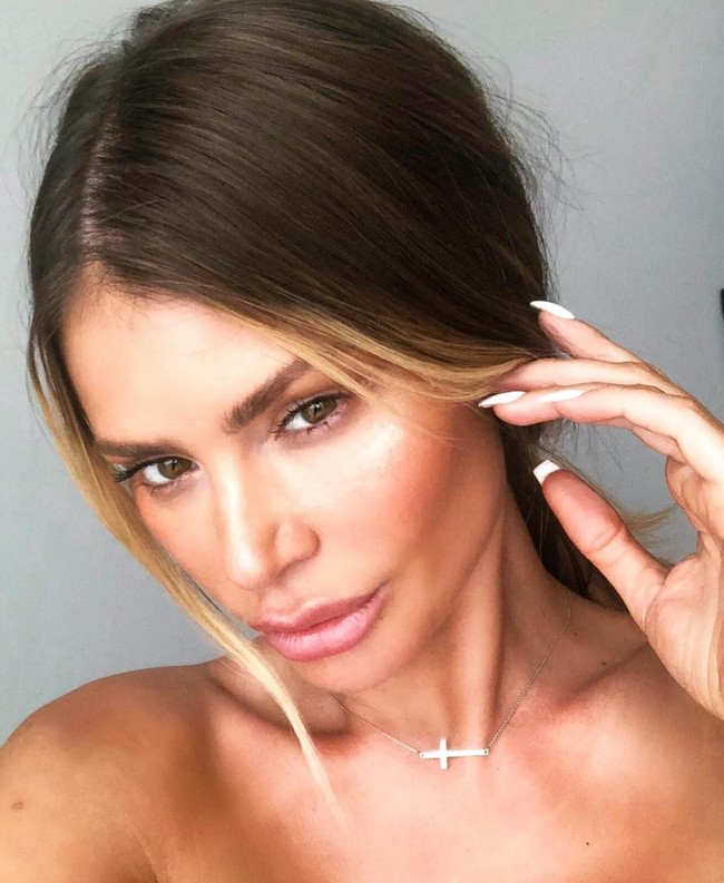 Botox dan filler sudah menjadi langganan perawatan rutinnya. Garis wajah yang tegang dengan bibir tebal membuat penampilannya terlihat tak natural.  Foto: Instagram