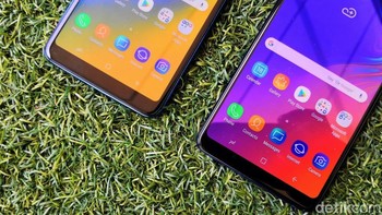 User interface keduanya identik khas Samsung dan sama-sama menggunakan sistem operasi Android 8.0 atau Oreo. Foto: Fino Yurio Kristo