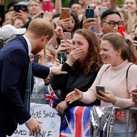 Sang fans sepertinya masih belum percaya dirinya baru saja dipeluk Pangeran Harry, pesohor yang sekaligus pewaris keenam takhta Kerajaan Inggris. (Foto: Getty Images)