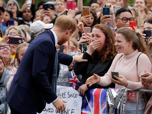 Sang fans sepertinya masih belum percaya dirinya baru saja dipeluk Pangeran Harry, pesohor yang sekaligus pewaris keenam takhta Kerajaan Inggris. (Foto: Getty Images)